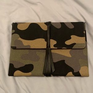 NWOT Stella and dot army clutch